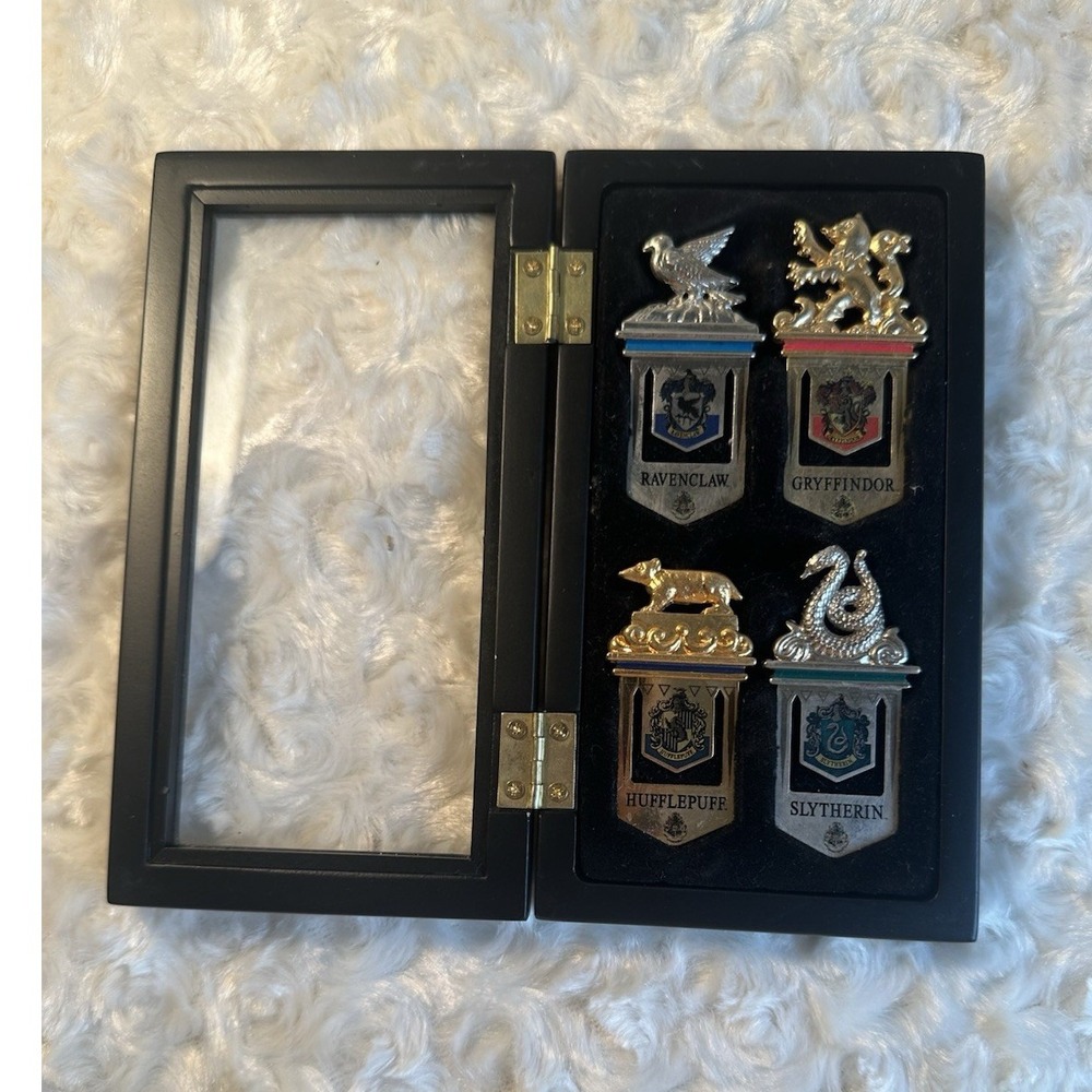Warner Bros. Harry Potter Hogwarts House Crests Pin Set Display Case Shadow Box